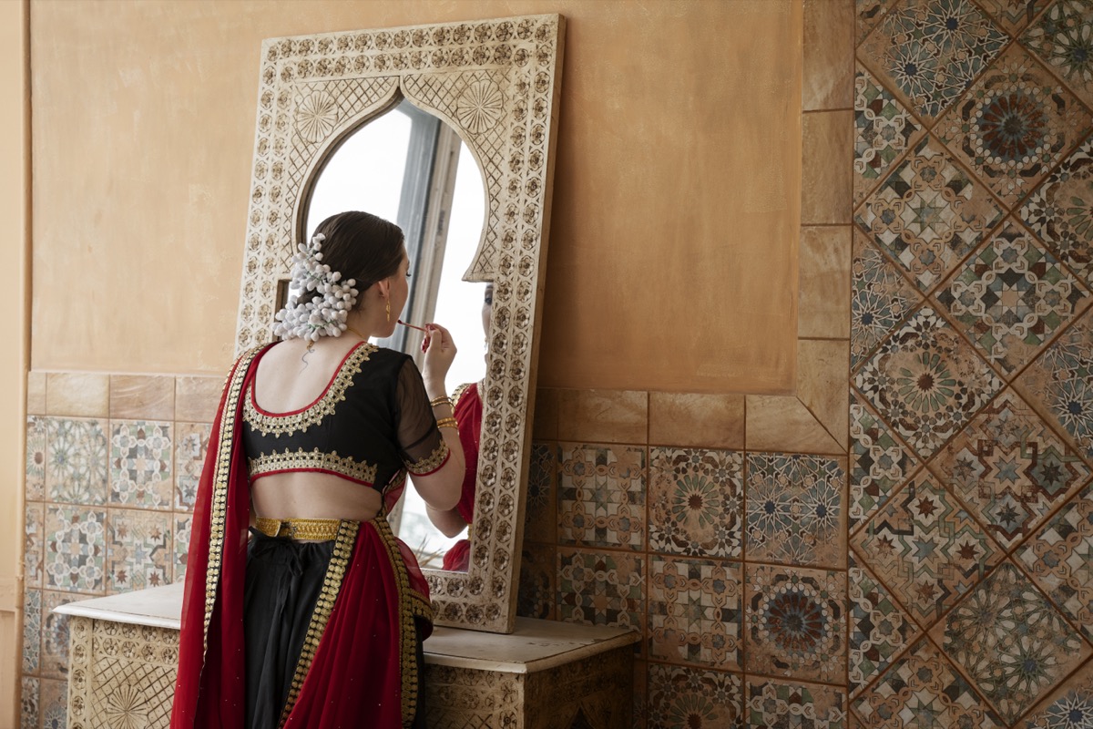 Lustra indyjskie – kolonialne meble do loftowego wnętrza