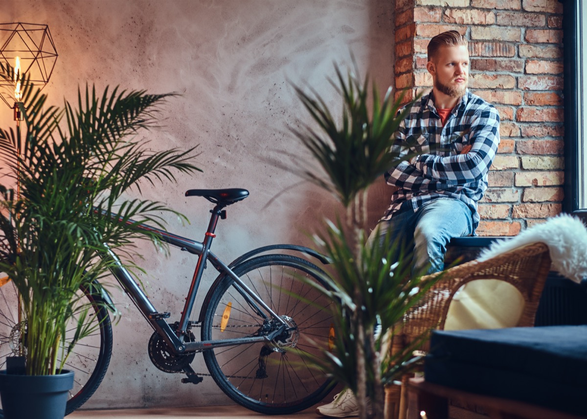 Rower dekoracja – jak ozdobić dom i ściany? Pomysły na prezent