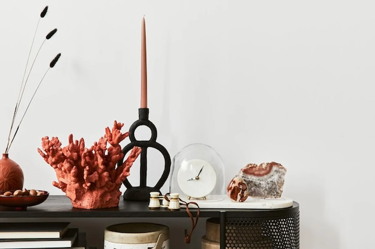 Elegancka kompozycja wnętrza salonu z akcesoriami dekoracyjnymi