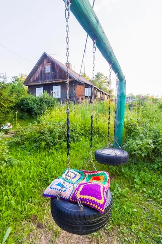 Ręcznie robiona huśtawka na wsi