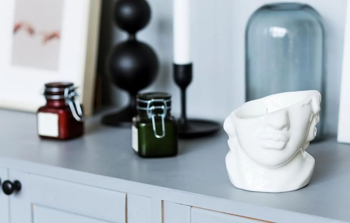 Stylowe elementy wystroju na szarym stole