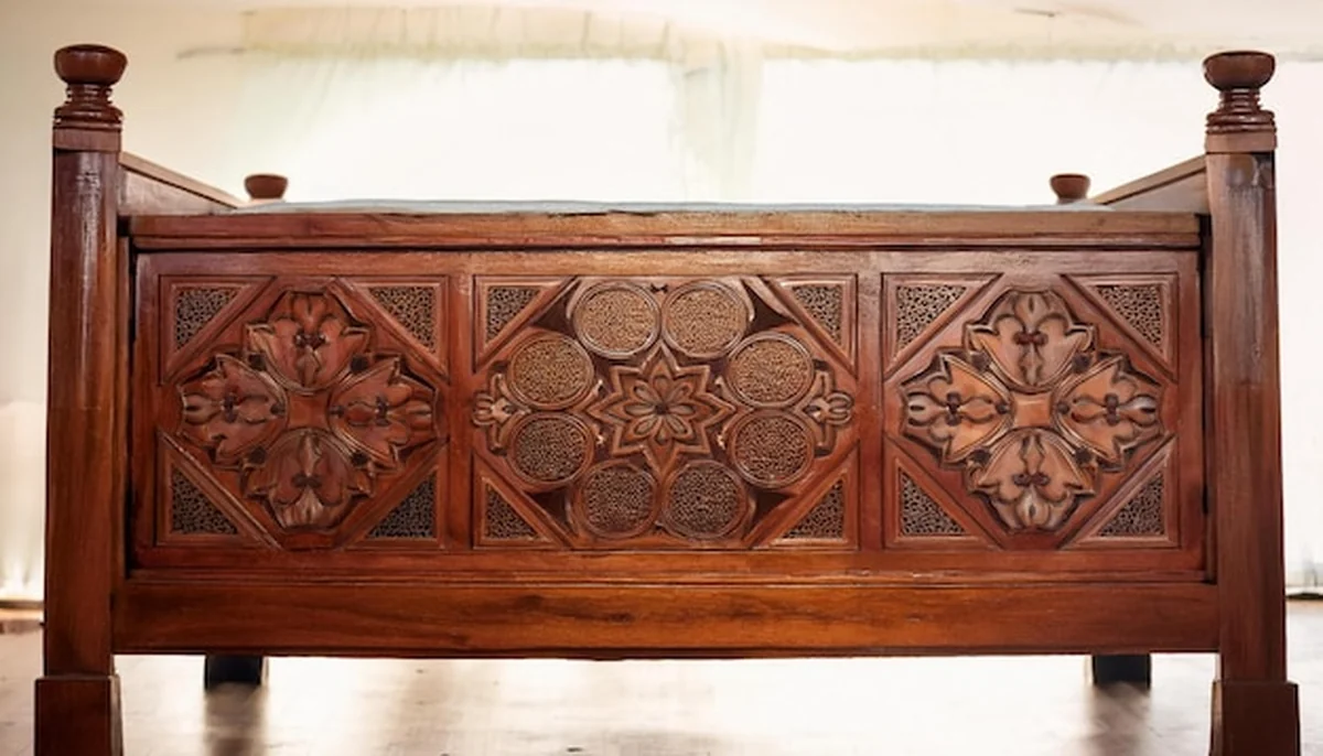 Eleganckie drewniane łóżko w stylowym pokoju