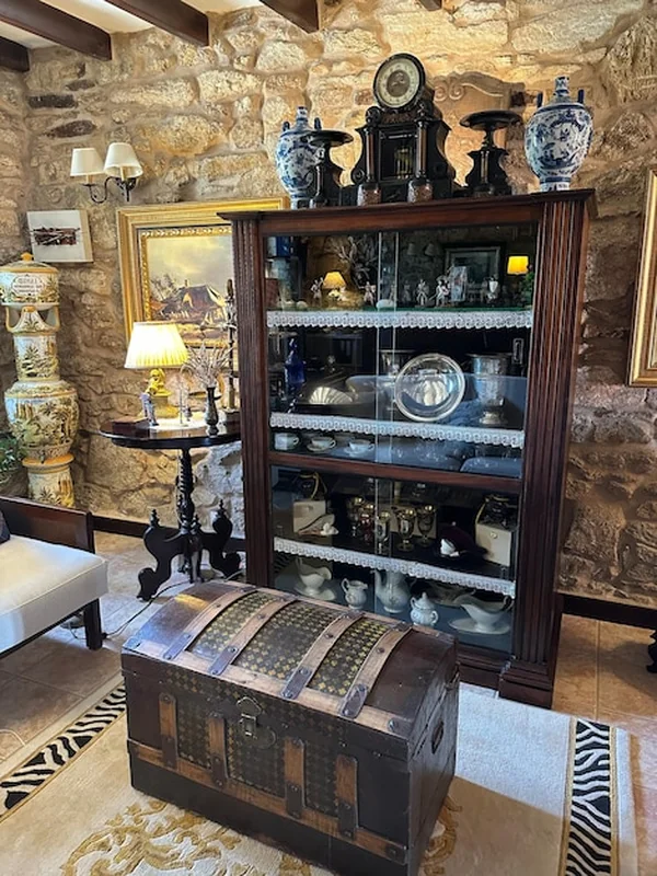 Elegancki salon z antycznymi meblami i dekoracyjną szafką