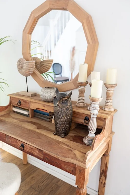 Nowoczesne wnętrze dwupiętrowego mieszkania z elementami dekoracyjnymi w stylu balijskim z balkonem