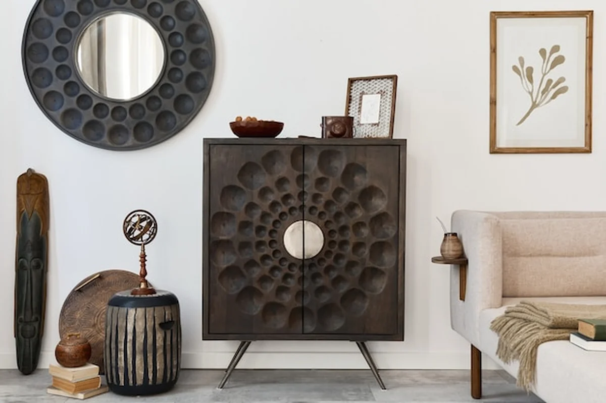 Projekt wnętrza salonu z nowoczesną komodą, lustrem, dekoracjami i meblami przed białą ścianą