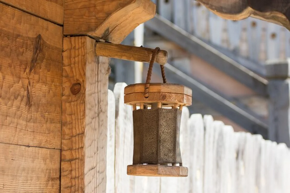 Drewniana latarnia na starożytnym domu w stylu etnicznym