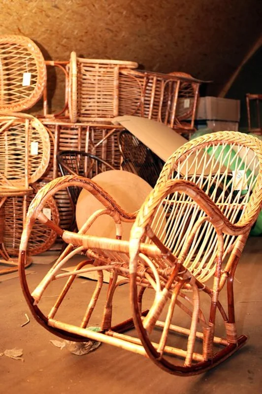 Produkcja mebli z winorośli w fabryce