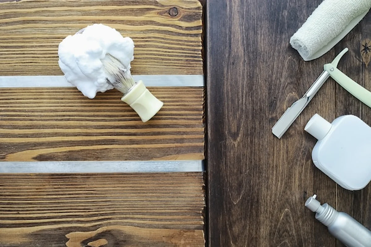 Akcesoria do golenia na drewnianym tle tekstury