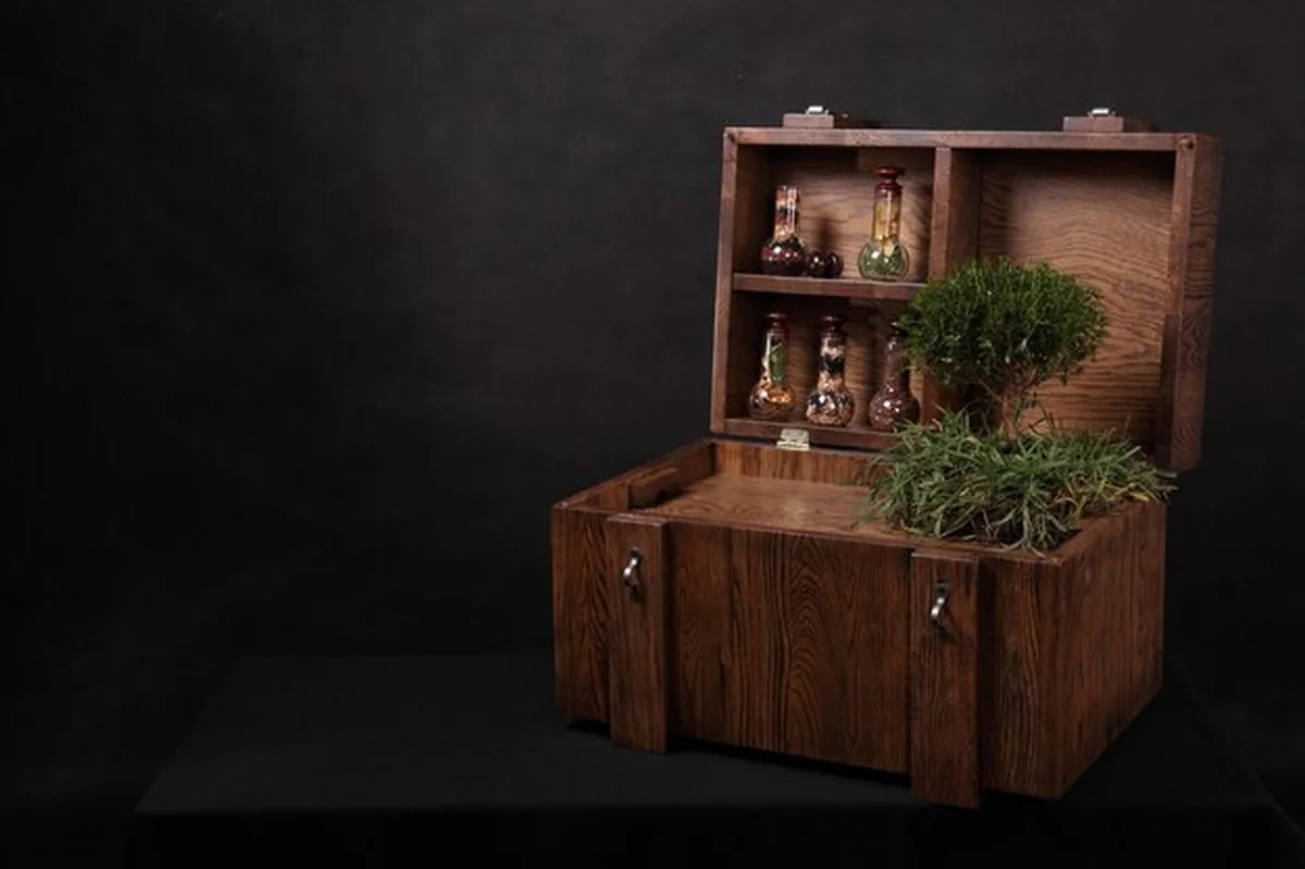 Drewniana skrzynia z żywym drzewem