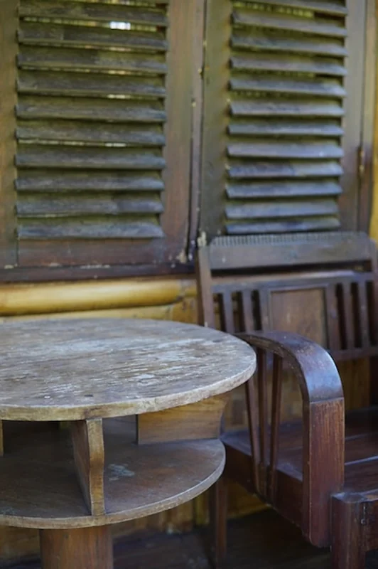 Zestaw mebli w starym indonezyjskim domu