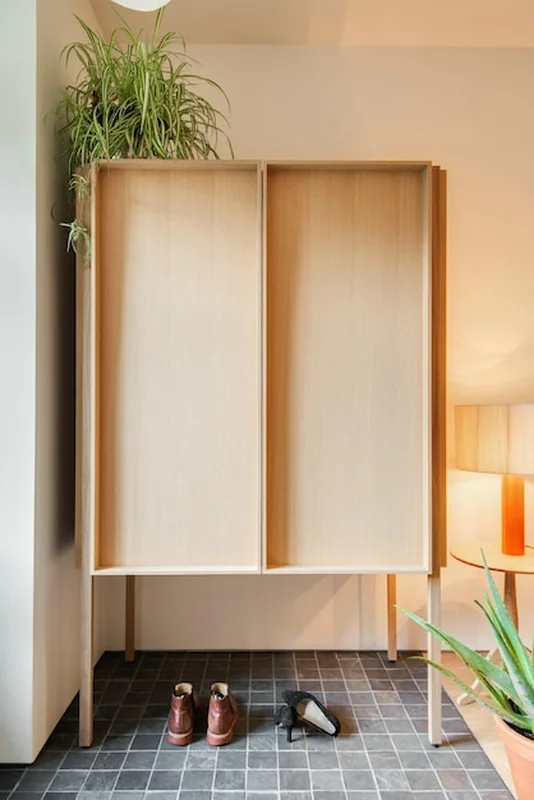 Minimalistyczna drewniana szafa