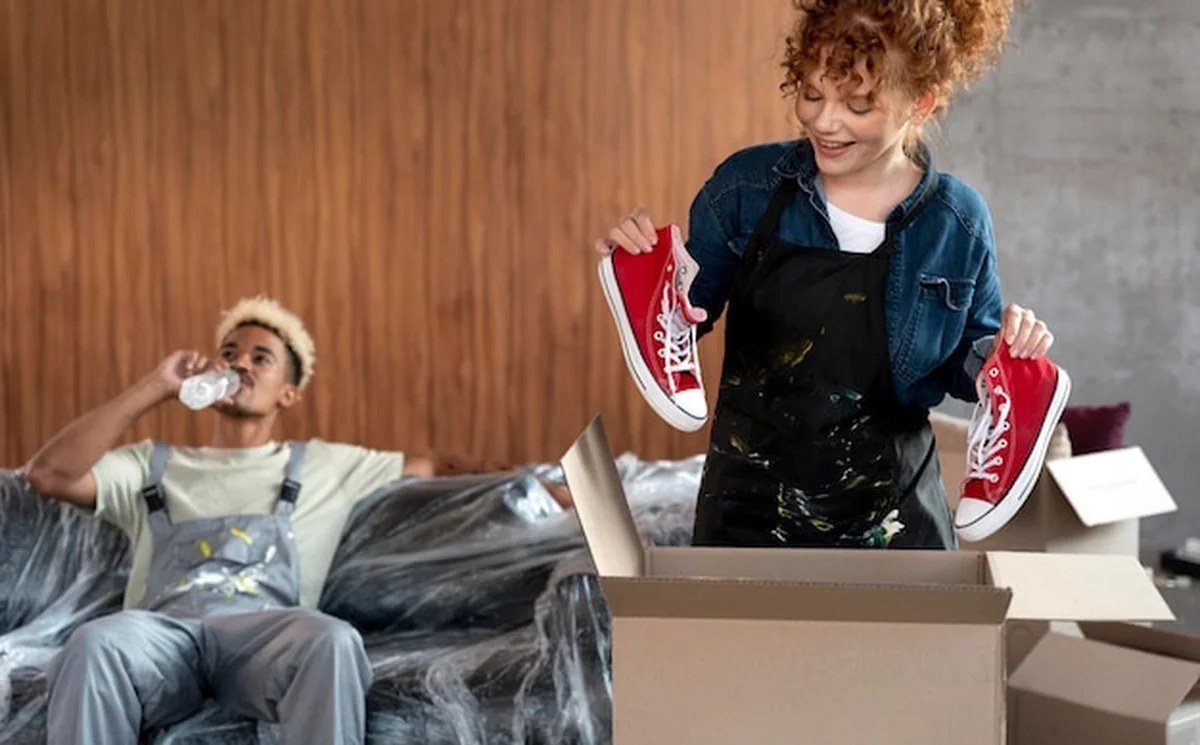 Para sortuje rzeczy z kartonów po przeprowadzce do nowego domu