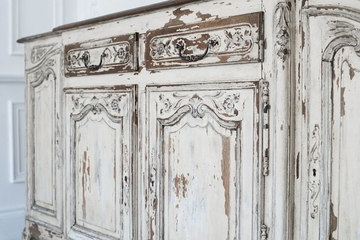 Białe komódkowe meble biurowe z farbą odklejoną