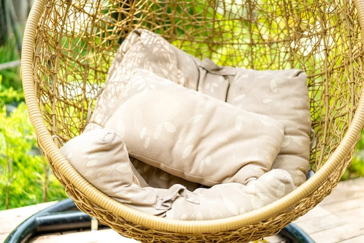 Zewnętrzne patio z wiklinową huśtawką