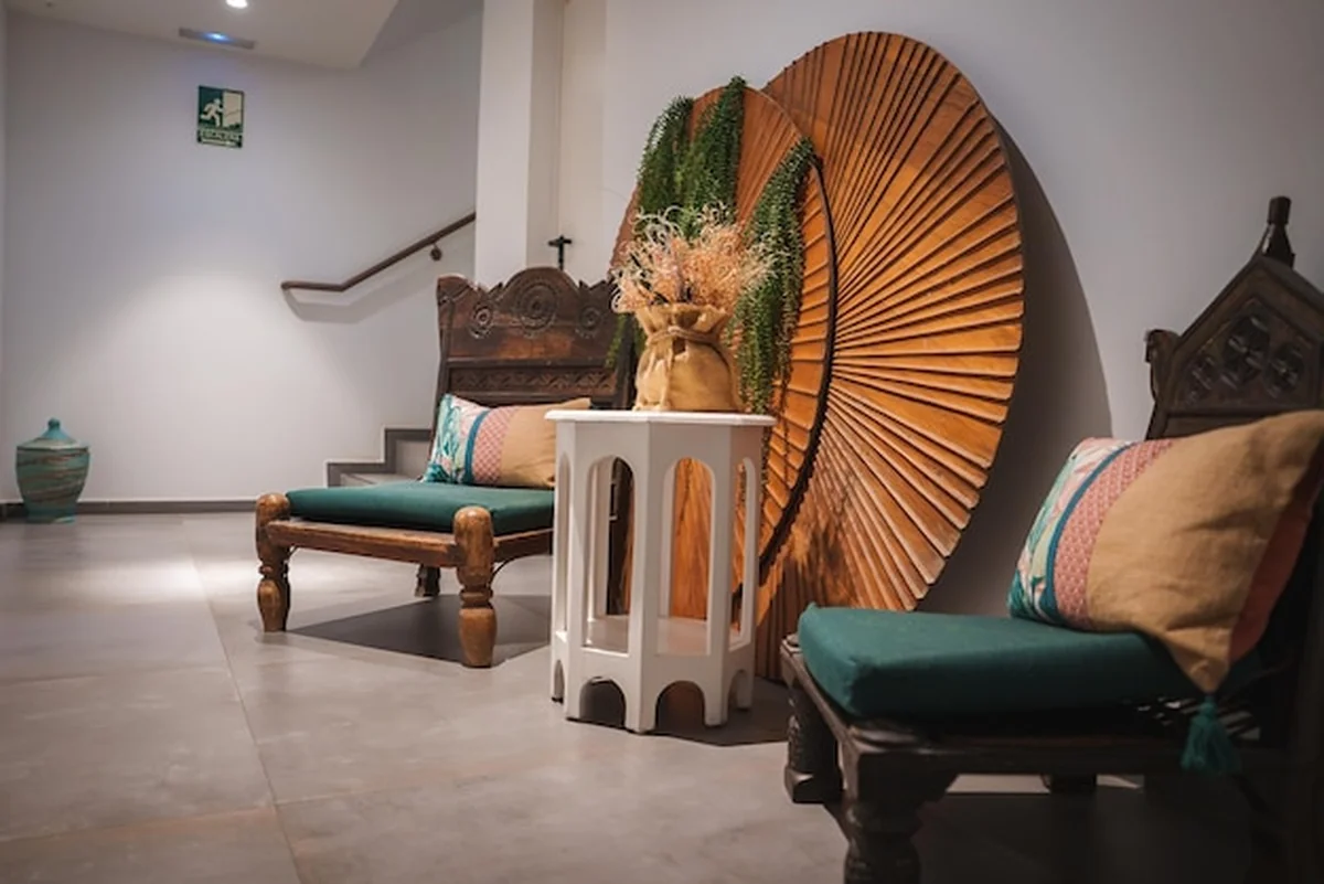 Luksusowe wnętrze z rzeźbionymi drewnianymi krzesłami