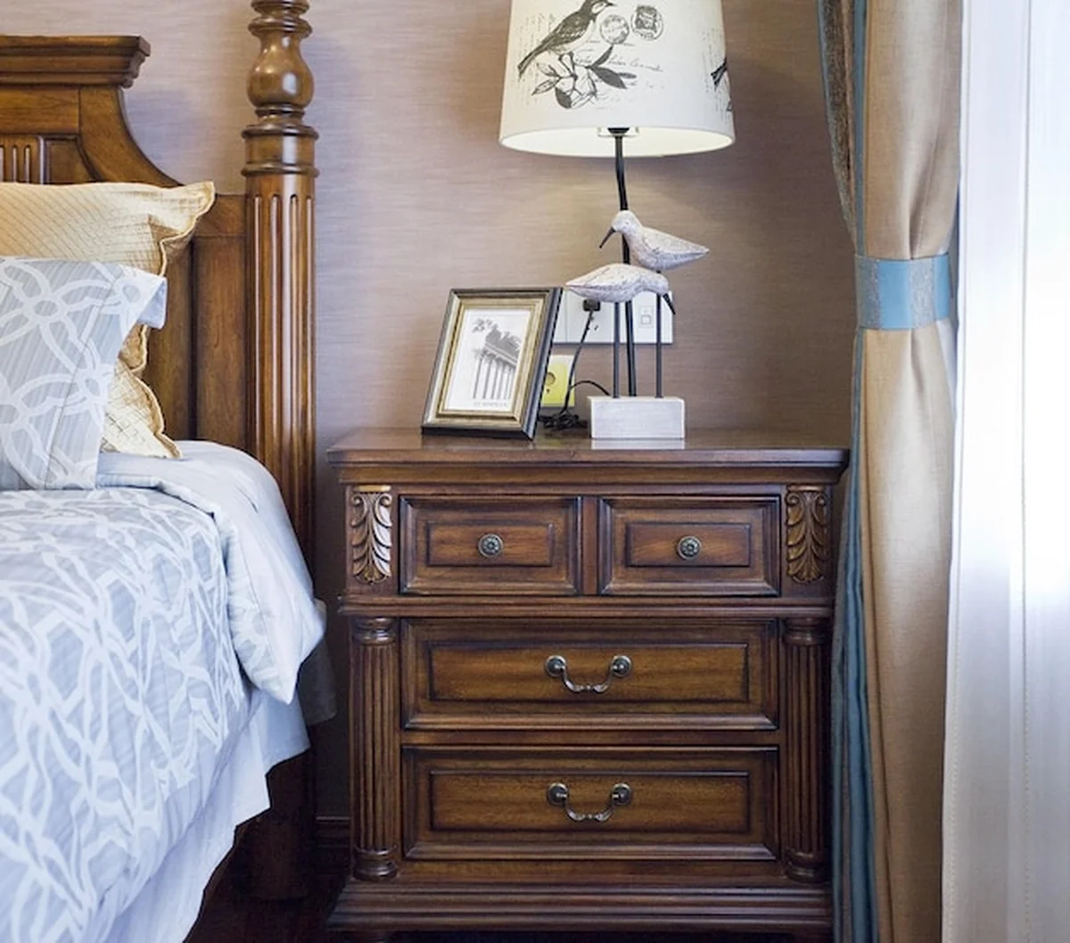 Elegancki drewniany nocnik w klasycznej sypialni