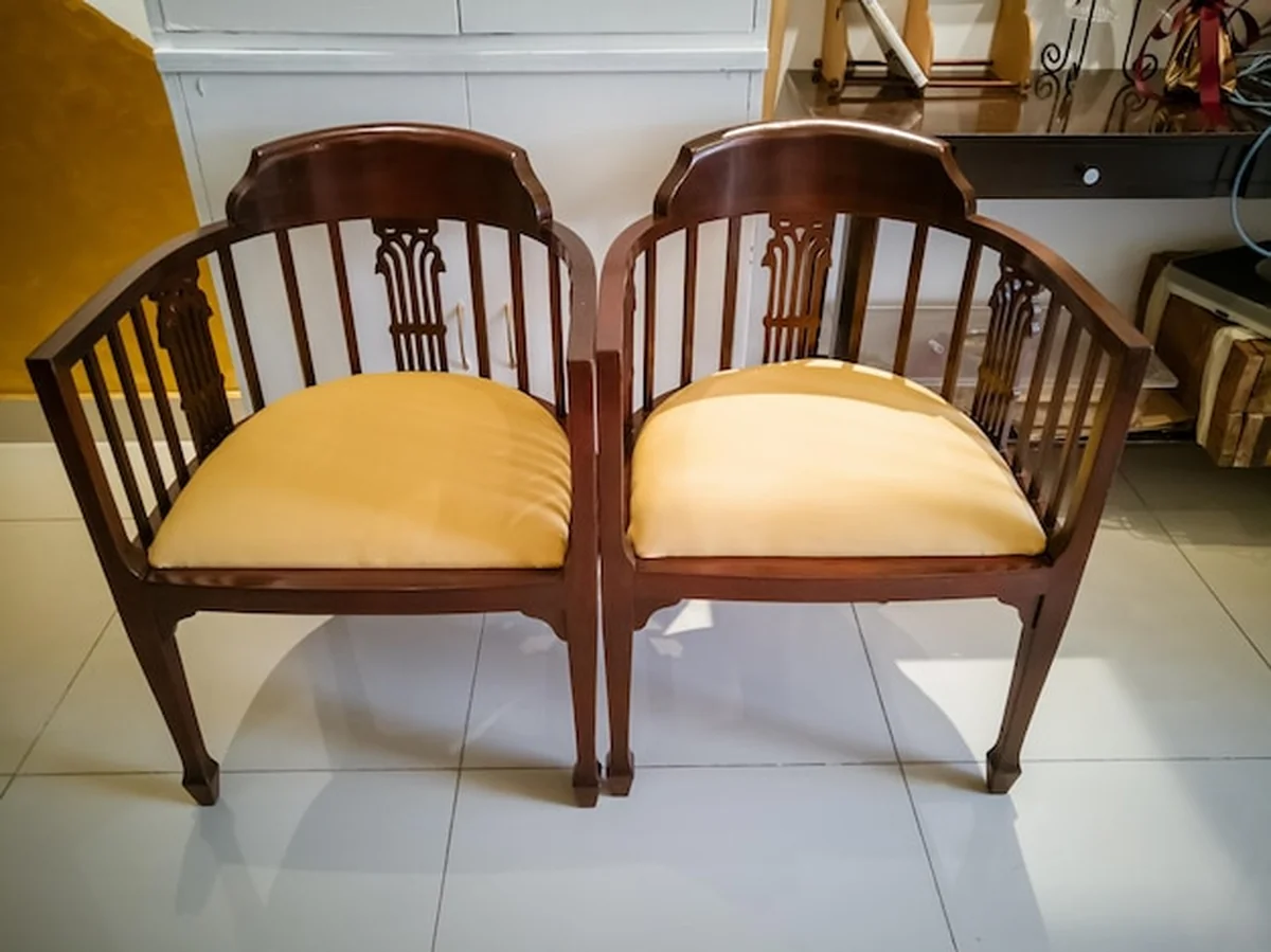 Drewniane krzesła z wygodnymi siedzeniami wykonane z jati