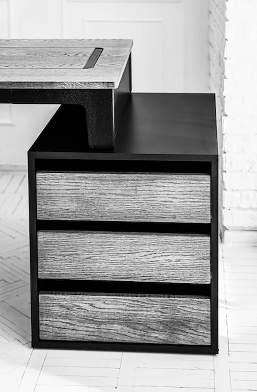 Biurko białe z otwartymi szufladami w biurze