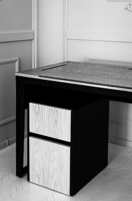 Biuro dyrektora z dużym drewnianym stołem