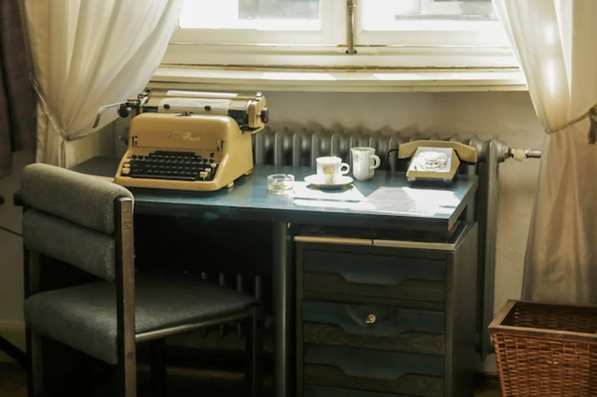 Retro miejsce pracy w szafce