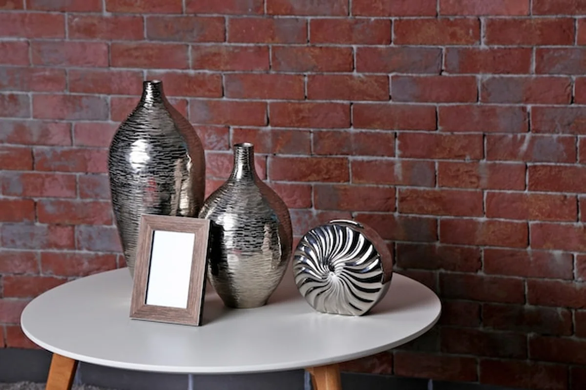 Wystrój domu na tle ceglanej ściany