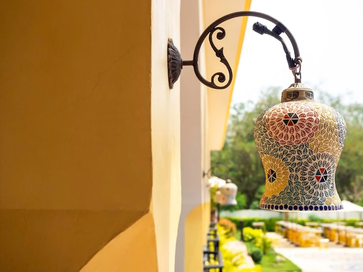 Piękna lampa w stylu marokańskim na zewnętrznej ścianie budynku