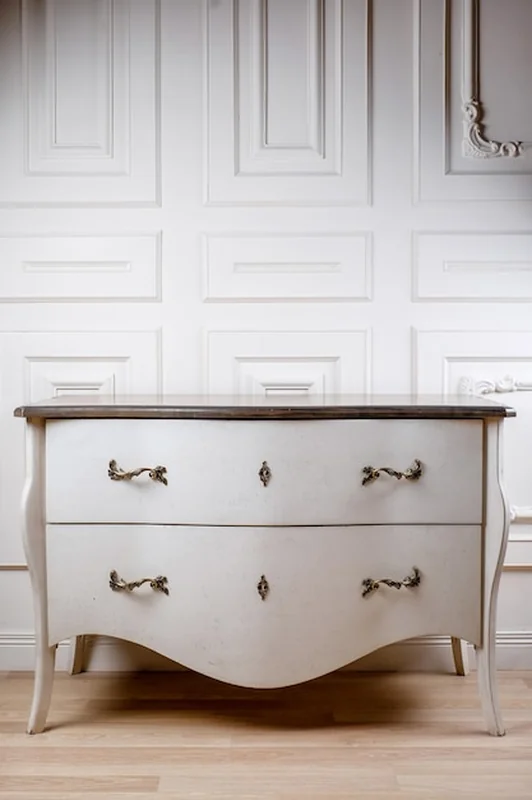 Vintage komoda na jasnym tle