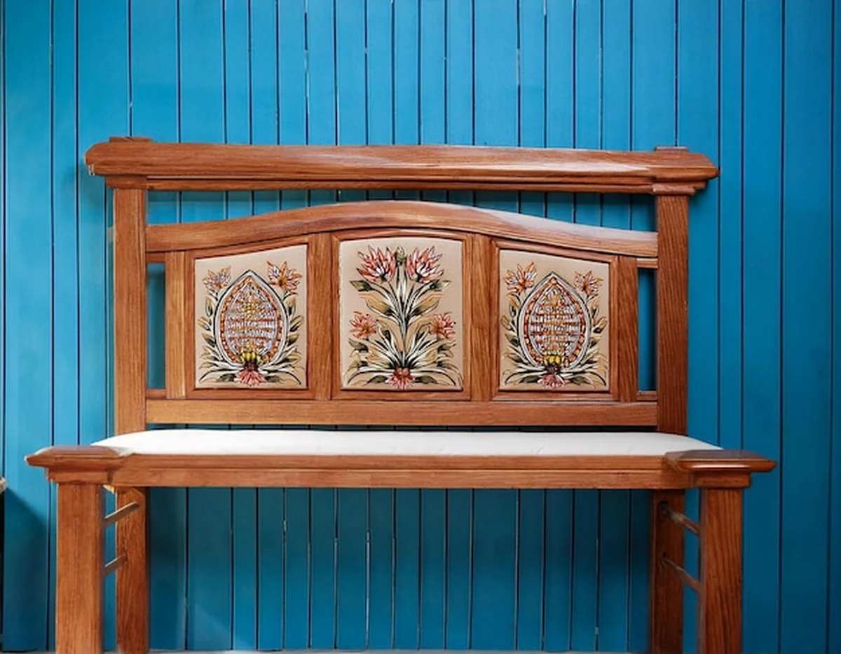 Drewniane łóżko w stylowym pokoju z nowoczesnymi meblami i dekoracjami wnętrza