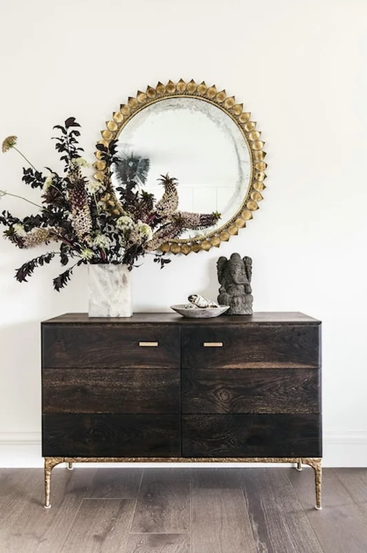 Elegancka konsola wejściowa z elementami dekoracyjnymi