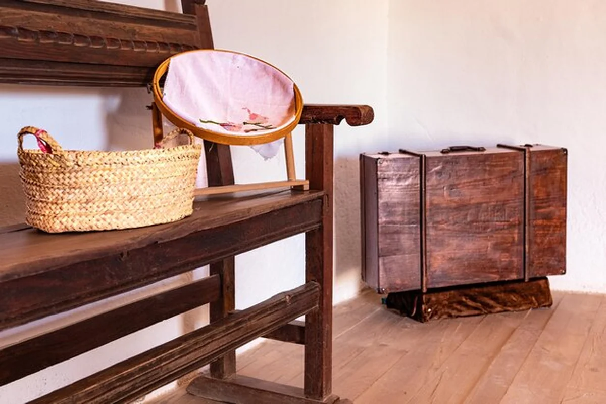 Stare drewniane krzesło i kosz w salonie wiejskiego domu