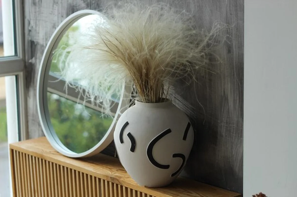 Nowoczesny wazon z lustrem w przytulnym wnętrzu