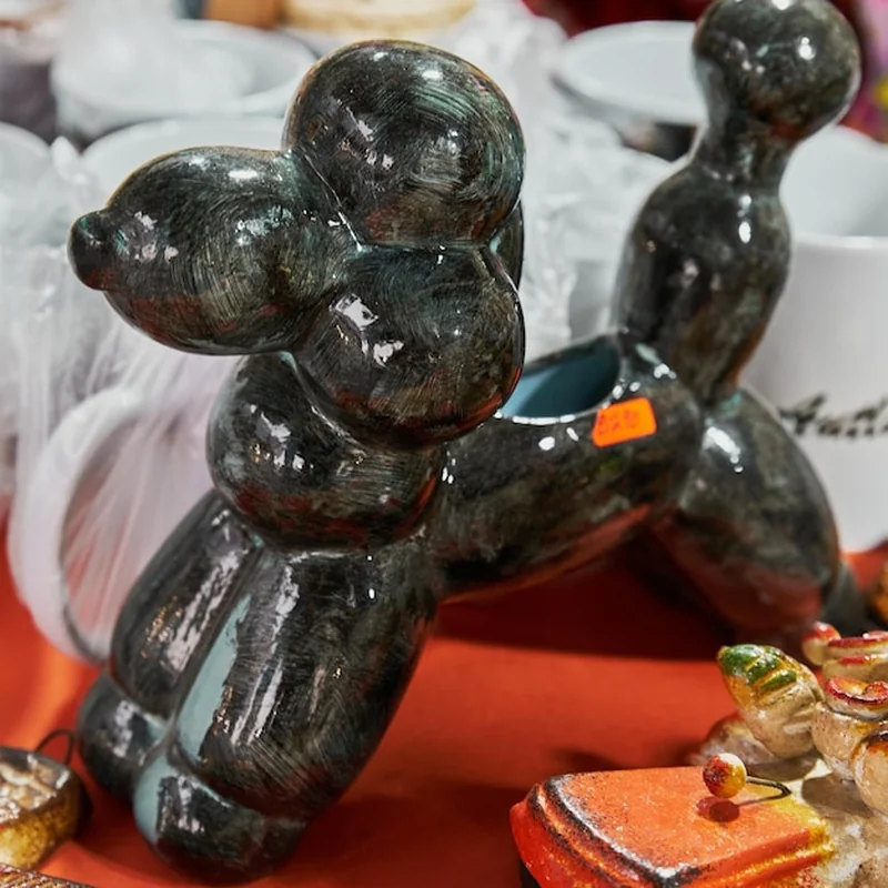 Figurki na komodę – nowoczesne dekoracje do stylowego salonu