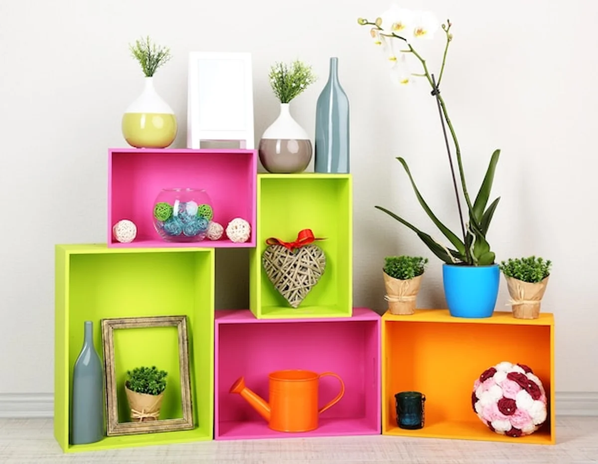 Piękne kolorowe półki z przedmiotami domowymi