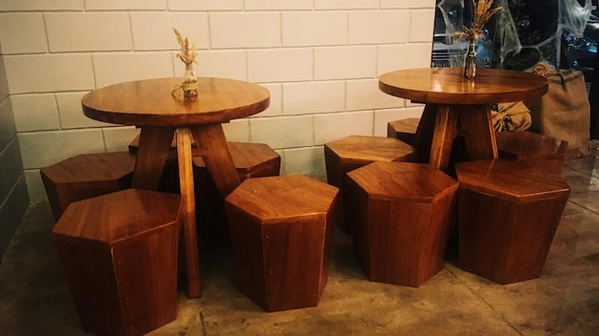 Stół i krzesła w różnych przestrzeniach