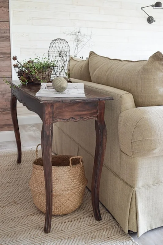 Roślina w doniczce na drewnianym stole