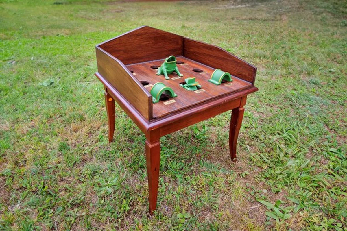 Starożytna drewniana gra stołowa Gioco della Rana na świeżym powietrzu