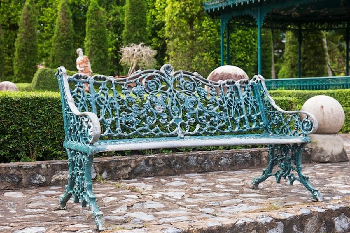 Pusta ławka w parku