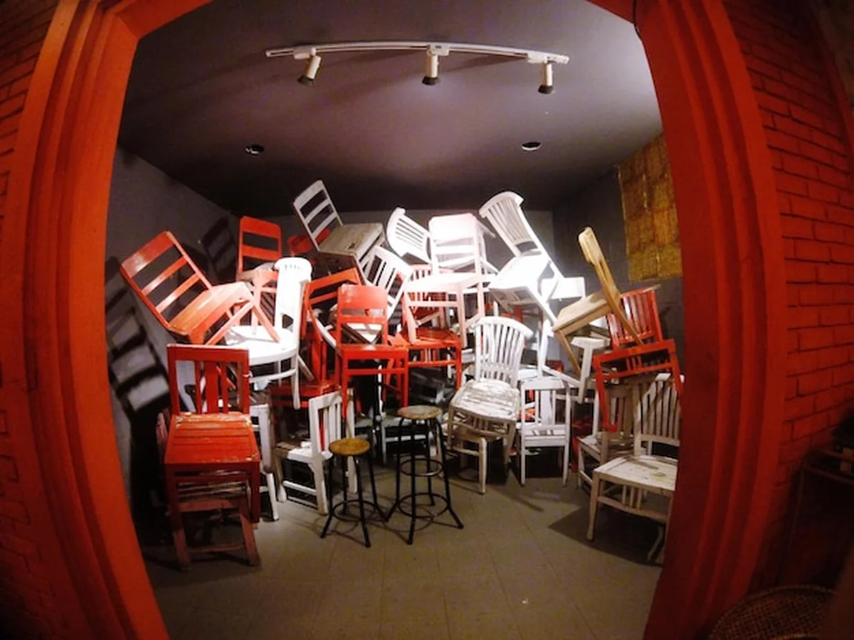 Puste krzesła i stoły w restauracji