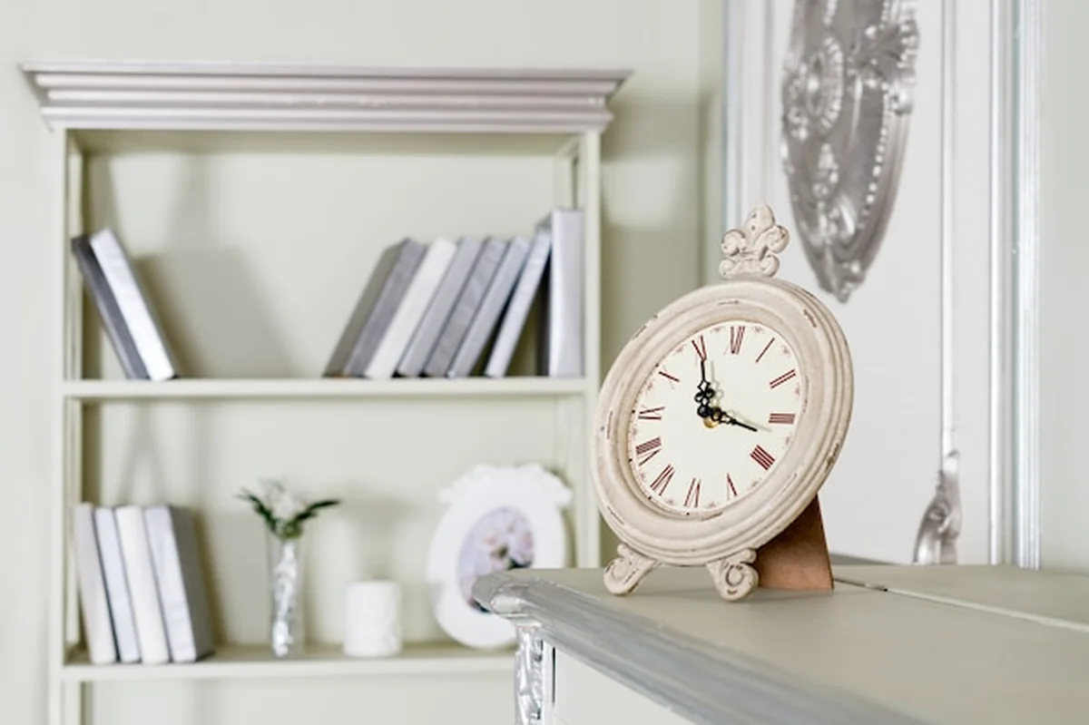 Klasyczny zegar na drewnianym pianinie