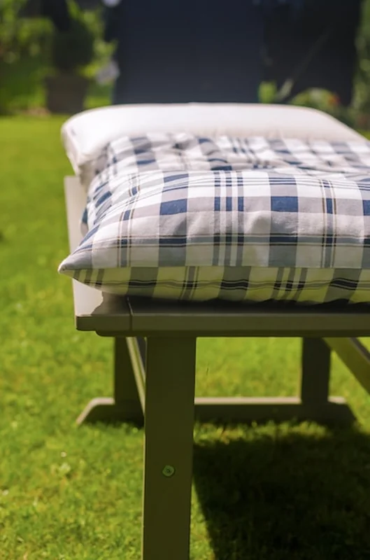 Poduszki suszące się na słońcu w ogrodzie