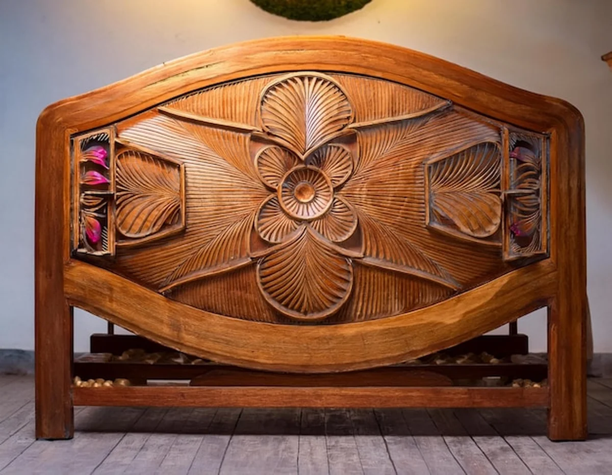 Eleganckie drewniane łóżko w stylowym pokoju z nowoczesnymi meblami i dekoracją