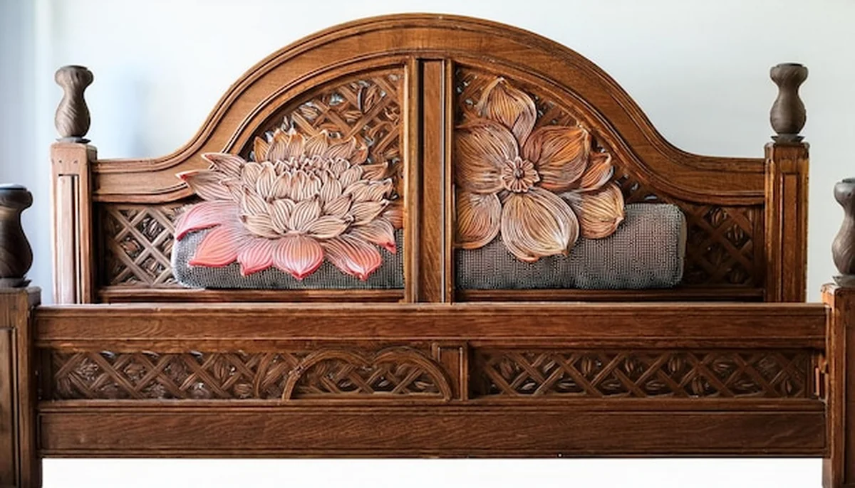 Eleganckie drewniane łóżko w stylowym pokoju z nowoczesnymi meblami