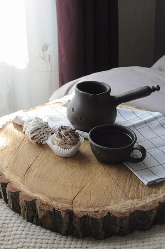 Zefir z filiżanką kawy i cezve na drewnianym stole