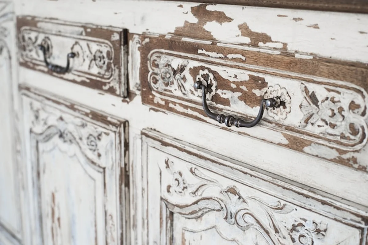 Białe komódkowe meble biurowe z farbą odklejoną