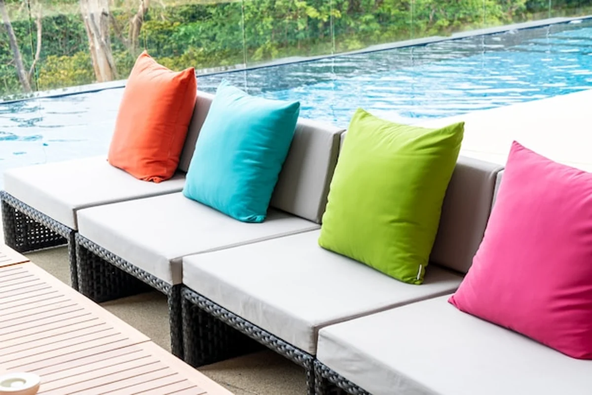 Poduszki na kanapie na patio na świeżym powietrzu
