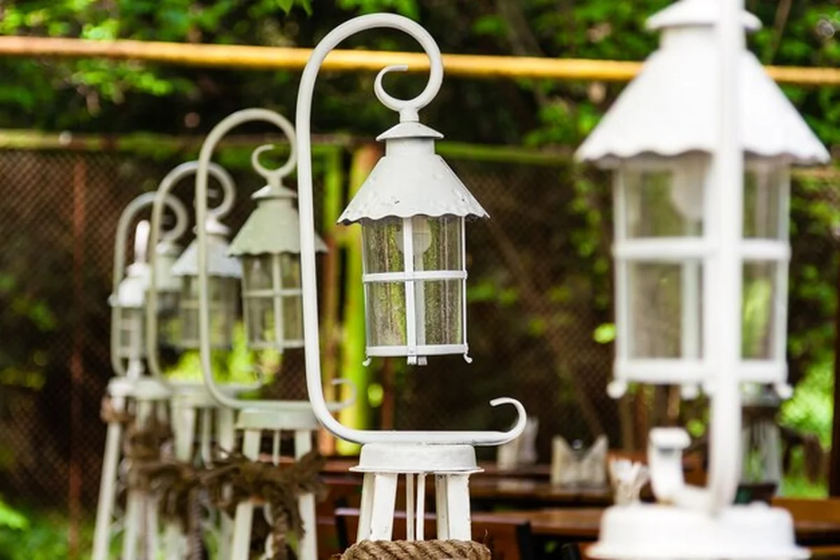 Piękne białe lampiony ustawione w rzędzie