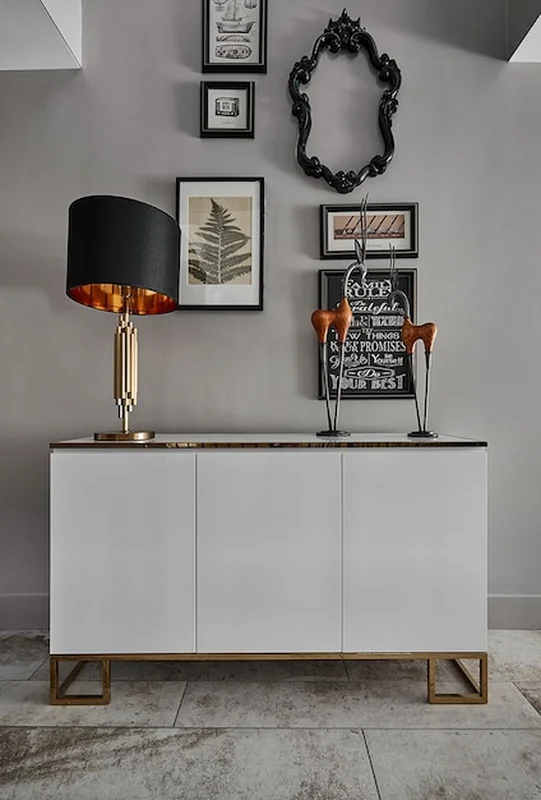Nowoczesna biała szafa z złotymi akcentami