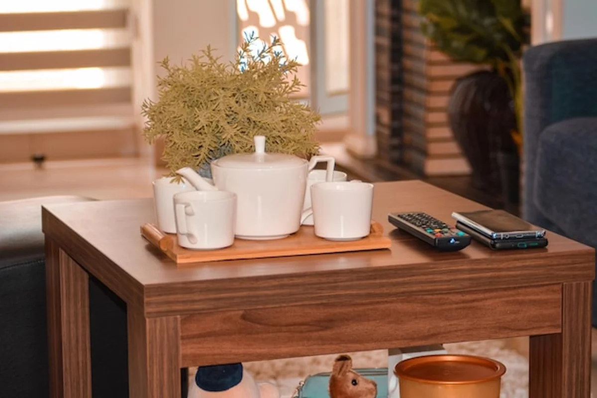 Drewniany stolik kawowy i czarne krzesło w salonie