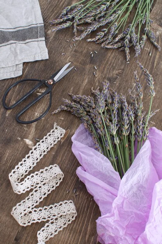 Bukiet lawendy na ciemnym drewnie