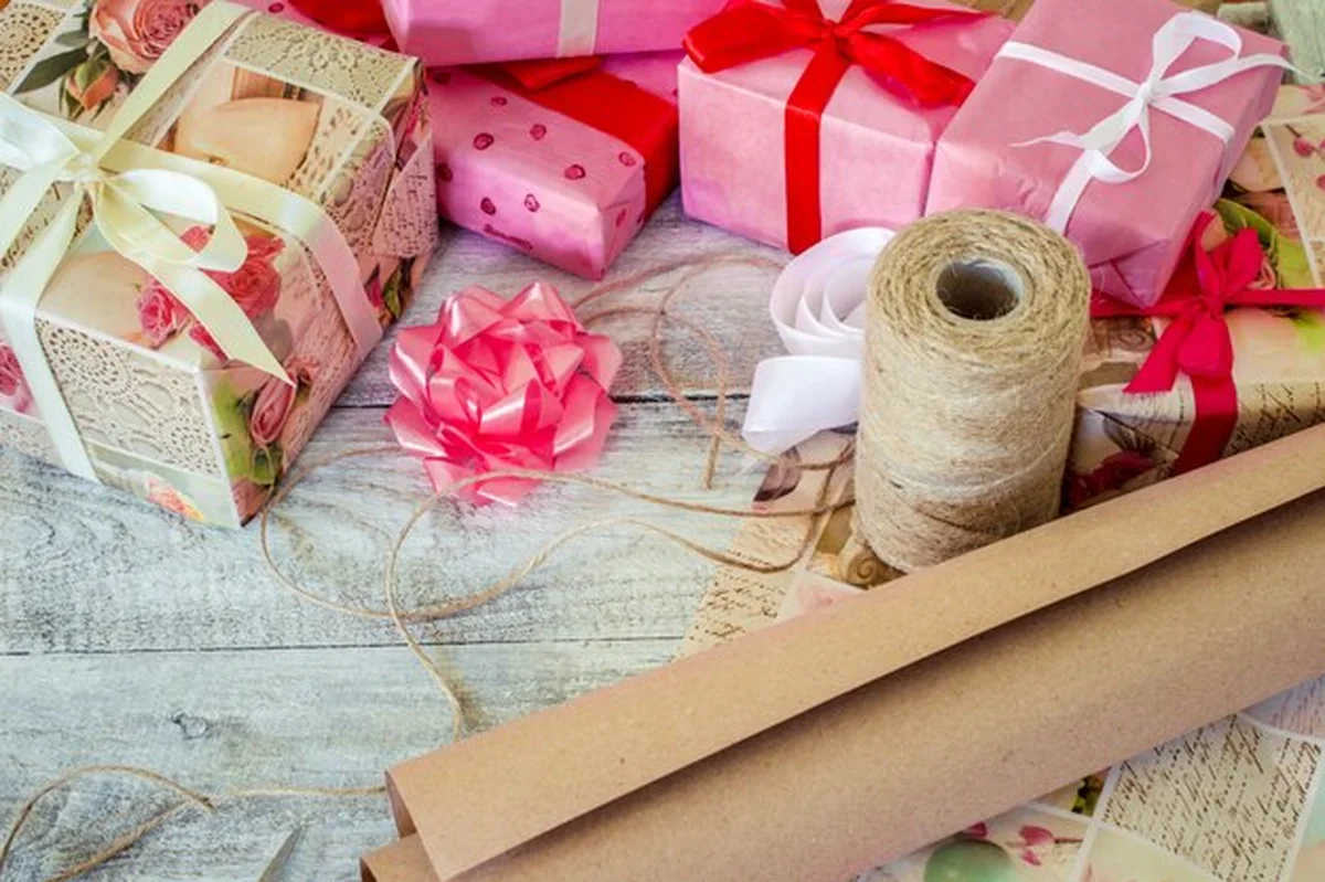 Prezenty w eleganckim opakowaniu z ostrym fokusem